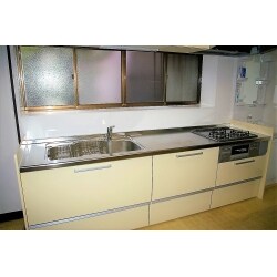 既存の流し台が古くなり 使い勝手が悪かったので 新しくシステムキッチンを設置しました。
出窓廻りもキッチンパネルを貼り お掃除も楽になり大変喜んでいました。 