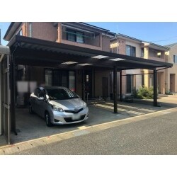 4台用のカーポートを敷地に合わせて取付工事をしました。

明かり取り屋根を4か所入れたので、光も入り圧迫感が軽減されました。
積雪100ｃｍまで対応しておりますので、雪の日も安心してお過ごし頂けます。