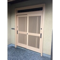  
桧調の玄関引戸を入替えしました。
リフォーム用の玄関引戸を提案しました。
既存の外枠はそのままで、上から新しい引戸の枠をカバーする玄関引戸にしました。
壁・床を壊さずに工事が出来たので、値段も抑えることが出来ました。
