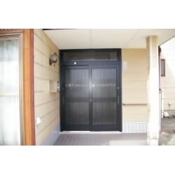 玄関ドアから玄関引戸へリフォームさせていただきました。
以前のドアタイプですと、ご高齢の方の出入りが大変でしたが、玄関引戸へ入替えたことで出入りが楽になったと大変喜んでいただきました。
お選びになったのは、和風住宅に合う伝統的な千本格子タイプです。
また夏場にはかかせない網戸も付き、玄関引戸を開けておくといい風が入り快適に過ごせます。