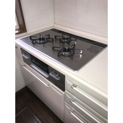 ガスコンロのバーナーキャップが一つ壊れて、電池交換をしても火の着きも悪くなってきたと相談を受けました。
メーカーのメンテナンスと部品取り寄せで対応可能ですとお伝えしましたが、
奥様にキレイなコンロを使ってほしいと、旦那様から奥様へプレゼントということで交換のご依頼をいただきました。
交換後の奥様の嬉しそうな笑顔がとても印象的でした。
