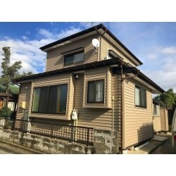 外壁は長寿命の樹脂製外壁材を使用しました。
主原料が塩化ビニル樹脂なので塗装のように剥げることがないため、塗り替えは不要です。
屋根材は軽くて丈夫な石付板金屋根にしました。
天然石なので色褪せの心配がなく塗り替えの必要がありません。

既存の外壁と同色にしましたが、横張りにした事で立体感のある素敵な外観へ生まれ変わりました。
