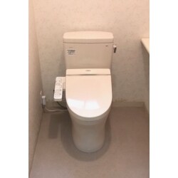 便器と床のすき間から水が漏れてくるとご相談いただきました。
お使いいただいてから年数も経っていたので、便器一式の交換と水漏れにより床材も傷んでおりましたので、床の張替えをご提案させていただきました。
これでまた安心して使えると喜んでいただきました。