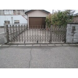 ペットに配慮した伸縮門扉