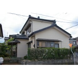 既存の外壁が凍害により傷みが激しくなり、金属サイディングでカバーリング工事をさせていただきました。
合わせて外部（破風板・軒天）と雨樋の塗装も施工させていただき、綺麗な仕上がりに大変ご満足いただきました。