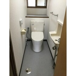 便器の交換と床CF、壁天井クロスの張替え工事をさせていただきました。
便器・壁天井クロスがホワイトで、床CFをグレー系の色にしましたので
清潔感のあるきれいな仕上がりになりました。