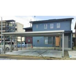 カーポート組立工事行わせていただきました。
3台用で中柱無しのタイプを選ばれましたので車の乗り降りに柱が邪魔になることもありません。
積雪1メートル対応の折板屋根カーポートなので新潟の冬も安心です。