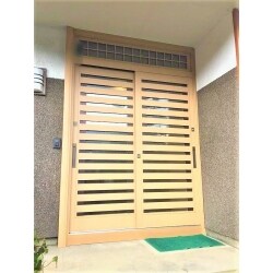 外壁工事不要のカバー工法で玄関引戸交換工事を行わせていただきました。
伝統和風のデザインを選ばれて、和っぽさを程よく残しつつ明るい色の洗練された玄関に仕上りました。
鍵を室内側3ヶ所、室外側２ヶ所に設けているので防犯面でも安心です。