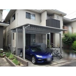 光が差し込むカーポート