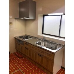 既存キッチンの使用しなかった高い位置の吊戸棚を撤去し、新しくシステムキッチンを入れ、下台のキッチンの収納を増やしました。
引き出しタイプの収納にしたので、収納量が増え使いやすくなりました。
キッチン前の壁もキッチンパネルを貼りお手入れが簡単になりました。
ガスコンロには魚焼きグリルが汚れにくいビルトインガスコンロ、パロマのラクック（鍋）が使えてお手入れがし易くなり大変喜んでいただきました。
