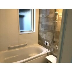 既設のユニットバスが「老朽化して汚れがひどくなり、お掃除が大変」との事で以前から浴室のリフォームをお考えになっておられたとご相談いただきました。
今までのユニットバスは断熱材がないため、冬は寒かったとの事ですが、リフォーム後は保温機能の高い『魔法びん浴槽』に、浴室まるごと包み込む『断熱材パック』で床、壁、天井、排水トラップとしっかり快適温度をキープします。
寒い冬も安心と大変喜んでいただきました。

アクセントパネルにお選びいただいた『パティオベージュ』は自然の風合いのモダンな石目柄で落ち着いた心地よい浴室が完成致しました。