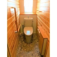 温かみのあるトイレ空間へ