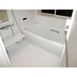 お風呂はTOTOのサザナで床も柔らかく安全で暖かい空間となりました。遠隔操作でお湯張りもでき、便利になりました。