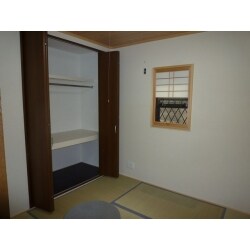 無駄だった廊下部分を、クローゼットに改装して、従来のクローゼットをつぶして、部屋を拡張しました。