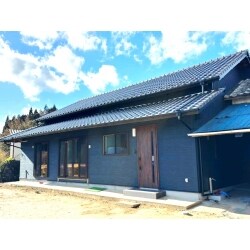 シックな青の外壁にイメージチェンジ