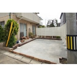 庭に駐車場を増設、目隠しフェンスを設置。庭木も剪定し、すっきりとした駐車場に仕上がりました。