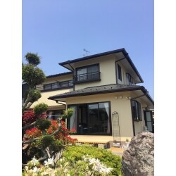 芸壁屋根の塗装工事を行いました。
屋根はコロニアルで割れ部や欠け部も見られ部分入替や割れ補修で対応致しました。
