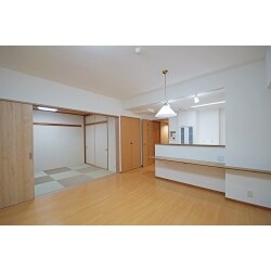 マンションリフォームを行いました。
閉鎖的だったキッチンはオープンキッチンになり、明るく楽しくお料理ができそうです。