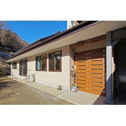 既存部分で活かせる部分はうまく利用し、新しくしたものとうまく共存した住まいとなりました。
基礎部分は修繕を行い、外壁は貼り替えました。玄関やサッシは断熱性の高いものを採用、天井の高さもあげ、明るい室内になりました。