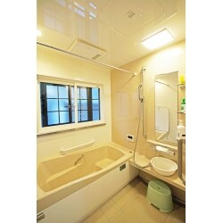 段差のないあたたかい浴室をテーマにリフォームしました。
またトイレも2カ所リフォームしました。
