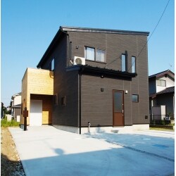 新築住宅。
外観は黒を基調とし、アクセントに木を利用したスタイリッシュな仕上がりです。
内装は無垢材をふんだんに使用し、木の温もり感じられる素敵な住まいとなりました。