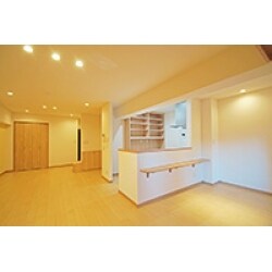 マンションをリノベーションしました。
LDK、和室、廊下の壁を取り払い、広々したLDKとなりました。
床はカーペットからフローリングに変更、建具やオーダー家具は木目調に統一し、明るくやさしい雰囲気の空間を作り上げました。
家具はお客様のご要望に合わせた特注オーダー家具で、使い勝手を考えて制作設置しました。