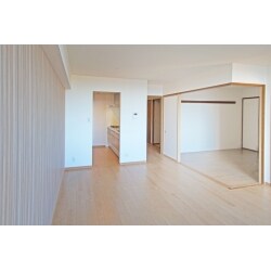 リビングと隣接する和室はフローリングに変更し、扉を開放するとリビングと一体感があります。畳に比べるとお掃除もしやすくなりました。リビングのアクセントクロスはショールームにて悩みに悩んで選んだもので、お施主様の一番のお気に入りポイント。ゆったりくつろげる住まいとなりました。