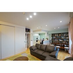 お子様が巣立ち、ご夫婦で過ごしやすい住まいにしたいとのことでした。
キッチン、リビング、和室、洋室の間仕切りを取り払い、広々とした明るいLDKにリフォーム。
キッチンは暗く閉塞的でしたが、オープンにしたことで明るくなりました。
お客様のご要望に合わせて神棚、電話台、収納等をオリジナルで造作しました。
無垢の床材を使用しているので素足で歩いても気持ち良く過ごすことができます。
ダイニングテーブルと椅子も修繕し、ピカピカになりました。