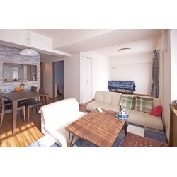 お子様も独立され、夫婦ふたりの快適な住まいへリフォームしました。リビングと隣接していた和室の壁を抜きLDKを拡張しました。