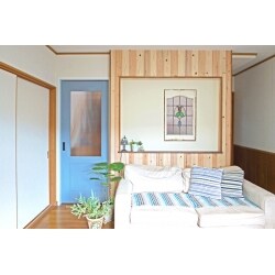 リビングと階段のあるホール部分の間に寒さ対策で間仕切壁を造作し、奥様お気に入りのステンドグラスをはめ込みました。ステンドグラスの枠はあえて塗装を行わず、もともとの雰囲気をそのままにしています。階段ホール側にはステンドグラスから光が差し込みます。