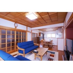 茶の間とキッチンが壁で仕切られそれぞれ独立していましたが、壁を抜き、生活しやすいLDK一体型にリフォームしました。
床はフローリングに変更、天井や建具はもともとの和風テイスト生かし、和モダンな空間となりました。