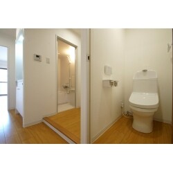 単身者向けマンションリフォーム。バストイレ一体型のユニットバスから、浴室、洗面所、トイレをそれぞれ独立させました。
カーペットの床はフローリング調のクッションフロアに張り替え、作り付けの家具は撤去、クローゼットを新たに設けました。
明るく暮らしやすいお部屋になりました。