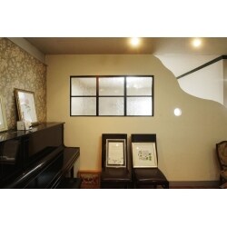 間仕切壁によって奥側の部屋が暗いことが悩みでした。
壁に室内窓を設置したことで明るくなり、またインテリアとしてもオシャレでイメージチェンジになりました。