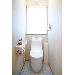 トイレ入替えと床とクロスの張替えも行いました。 明るく爽やかな印象の居心地よいトイレ空間になりました。