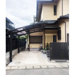 駐車場の拡張工事とブロック塀をカットしフェンス取付、カーポート、門の交換工事を行いました。 駐車場は少し広くなったことで車の出し入れが楽になりました。 ブロック塀は低くカットし、フェンスを取り付けました。 カーポートと門も新しくなり、印象が変わりました。