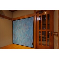美術館で鑑賞した作品に圧倒され、部屋の一角を額縁で飾ったような壁面にしたいと思われたお施主様。
和室とDKの一角を額縁で切り取ったような絵画的空間に仕上げました。
