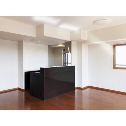 中古マンション購入にあたり、自分好みのキッチンスペースにしたい、トイレを入替たいとのご要望でした。
オープンキッチンにしたいということでしたので吊戸棚を撤去してオープンにし、素敵なキッチン空間になりました。
トイレも内装にこだわり素敵に仕上がりました。