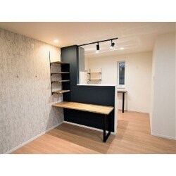 ご両親が経営されていた店舗を閉め、10年以上お姉さまがお一人で住まわれていました。今回、弟様が首都圏からお戻りになるのを機に一階の店舗を1LDKとインナーガレージにし、弟様のお部屋にリフォームされました。