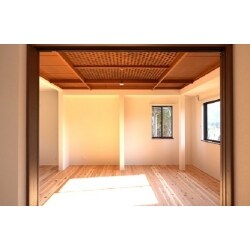 2階建てのお家を平屋に減築リノベーション。２階部分を解体減築したい平屋にすることで耐震性を向上を図りました。屋根の葺き替えも行い、断熱対策としてサッシを断熱性の高いサッシと入替え、暖かで末永く暮らせるお家へと生まれ変わりました。