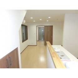 新築のように素敵なおうちになりました。
囲まれた土地とは思えないような明るく開放的な空間です。