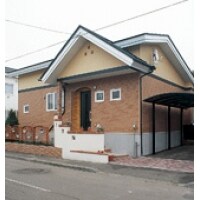 家族がつどう時間を大切にしたい。天窓からの光が会話を包みます