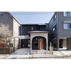 ご家族と猫ちゃんのために築48年のお住まいを性能向上リノベーションしました。
昔の面影を残しつつ、耐震性を向上させるため、構造計算のうえ耐震補強を行い、重たい瓦屋根から金属屋根に。
外壁もカバー工法にてガルバリウム鋼板へ。