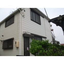 施工はカバー工法　外壁1面を金属サイディングで張り替え！