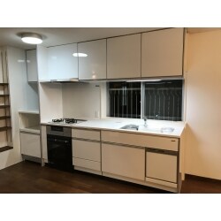 キッチンを区切っていた壁を撤去して広々としたLDKにしました。
　