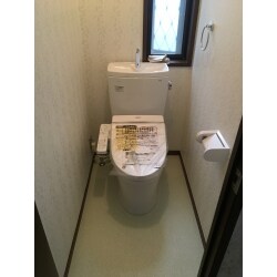 床下に水が漏れていましたのでそちらの対策と床、クロスの張り替え、トイレの取り換え工事を行いました。
綺麗になり清潔感が増しました。