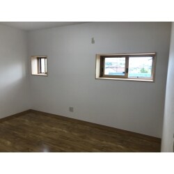 窓のなかった2階のお部屋に2つ、樹脂サッシ窓を取り付けました。足場をつけずに施工してほしいというお客様のご希望にそって、予算を抑えることができました。階段の壁には”トリム”（帯状の壁紙）をはり、ヨーロッパ風のおしゃれな空間に。