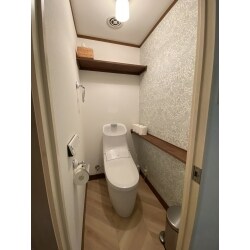 収納を造り、居心地のよい空間に。クロスやクッションフロアのデザインにこだわり収納棚にも塗装を施しました。