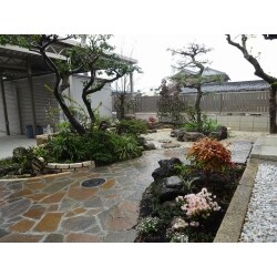 松や灯篭のあった日本庭園のような庭をそのまま生かしつつ、ずっとくつろげるような空間を実現しました。