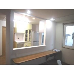 元々は開口が狭い対面キッチンでしたが、吊り戸部分を取り除き、オープンにしました