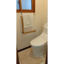完成後のトイレ。
天井壁のクロス、床のクッションフロアはすべて貼替えて綺麗になりました。
トイレもお手入れしやすく、節水タイプに交換しました。
